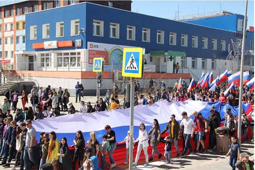 30-метровое полотно российского триколора пронесли по улицам Анадыря.jpg
