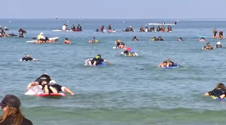 Израильские серфингисты устроили рекордную манифестацию на воде 4.jpg