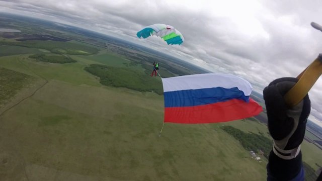 Парад дружбы народов и воздушный перформанс прошли на Урале в День России.jpg