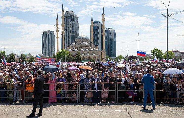 Около 20 тыс. человек приняли участие в праздновании Дня России в Грозном.jpg