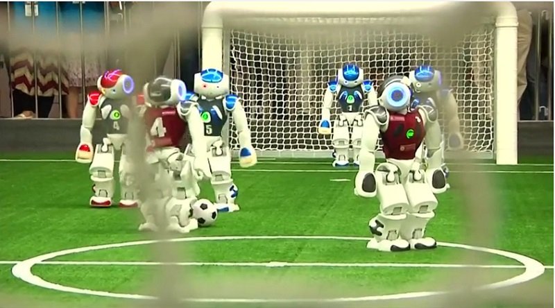 На футбольное поле вышли роботы 1.jpg