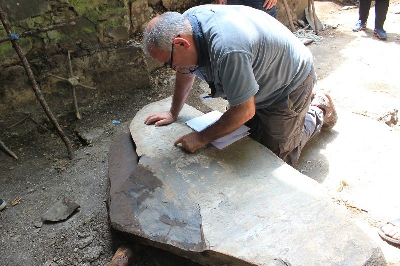 В Кахетии обнаружили древнюю плиту 1.jpg