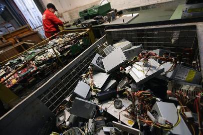Япония удвоит сбор ценных металлов из выброшенной электронной техники