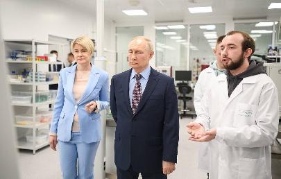 Владимиру Путину показали лабораторный комплекс «Сириуса»