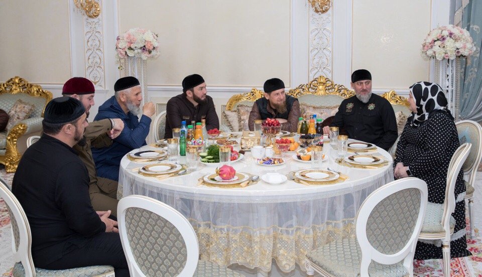 Ураза байрам на чеченском. Ураза байрам в Чечне. Ураза байрам Грозный. Праздничный стол на Ураза байрам. С праздником Ураза байрам Чечня.
