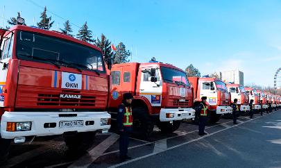 Глава МЧС России передал киргизским коллегам 40 пожарных машин