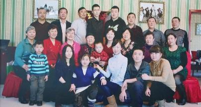 В Синьцзяне дружно живёт семья, состоящая из представителей 6 народностей