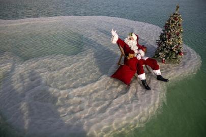Санта-Клаус устроил фотосессию на Мёртвом море