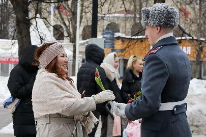 Военный оркестр Росгвардии поздравил женщин с наступающим 8 марта 