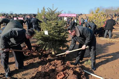 Ким Чен Ын принял участие в праздновании Дня посадки деревьев