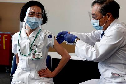 Япония приступила к вакцинации от омикрон-штамма
