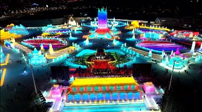 «Большой мир льда и снега» в Харбине встретил Новый год огнями и смехом