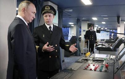 Владимир Путин расписался на табличке ледокола "Виктор Черномырдин"