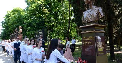 В День защиты детей в Сочи открыли памятник доктору Лизе