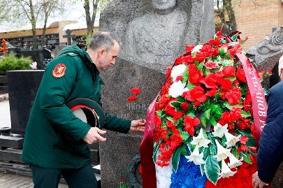 Росгвардейцы почтили память участников Великой Отечественной войны на Троекуровском кладбище