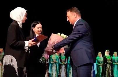 Президент Южной Осетии вручил министру культуры Чечни орден Дружбы
