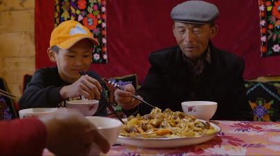 Блюда с картофелем, родина китайского перца, ленточная лапша в Дапаньцзи - смотрите программу «Китайская панорама», выпуск 588