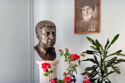 Бронзовый бюст поэта Гамзатова установили в Дагестанском университете народного хозяйства