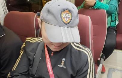 Китайский журналист работает на чемпионате в Катаре в кепке московского футбольного клуба