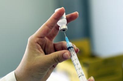 Власти Японии задумались о проведении перекрестной вакцинации