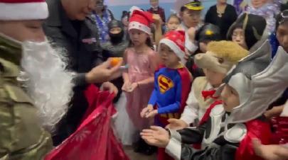 Росгвардейский Дед Мороз порадовал детей подарками от Южно-Сахалинска до Калининграда