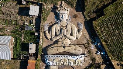Во дворе дома в Бурятии появилась статуя Будды