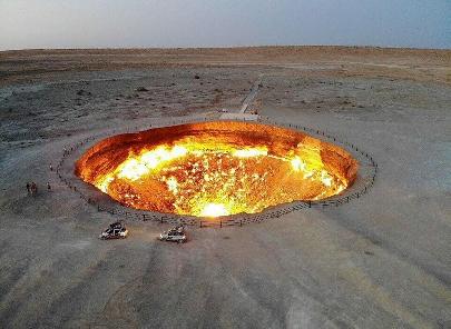 Президент Туркменистана дал задание потушить газовый кратер, горящий более 50 лет