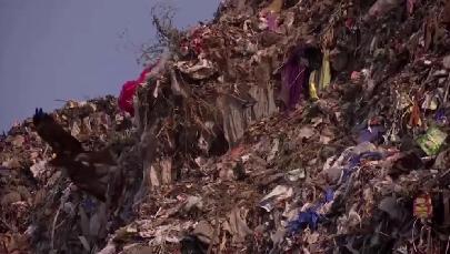 Индийский модельер шьет одежду из переработанных материалов