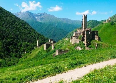 Предметы быта, украшения и оружие нашли в средневековом склепе в горах Ингушетии