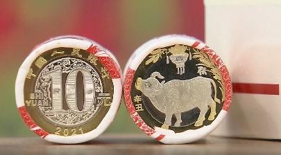 Жители Шанхая выстаивают очереди, за памятными монетами с символом Года Быка