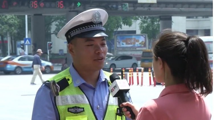 В КНР полиция носит пешеходов на руках 2.jpg