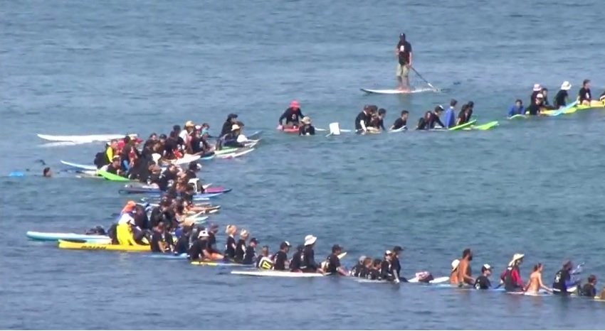 Израильские серфингисты устроили рекордную манифестацию на воде 3.jpg