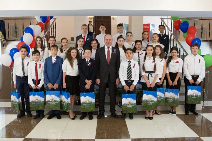 The head of Karachay-Cherkessia held lesson of Russian statehood for schoolchildren1.jpg