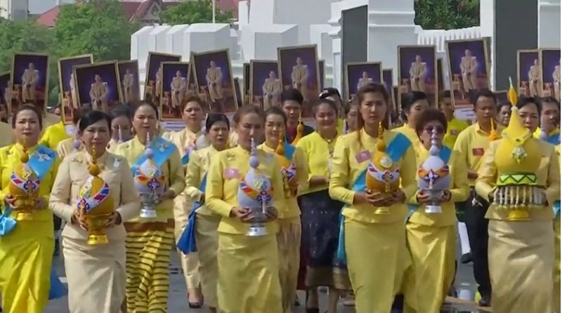 В Таиланде люди и слоны поклонились новому монарху 4.jpg