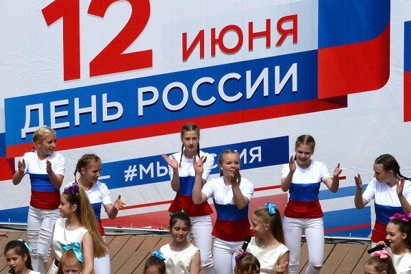The Day of Russia in Siberia was celebrated with a parade of nationalities and a dance battle.jpg