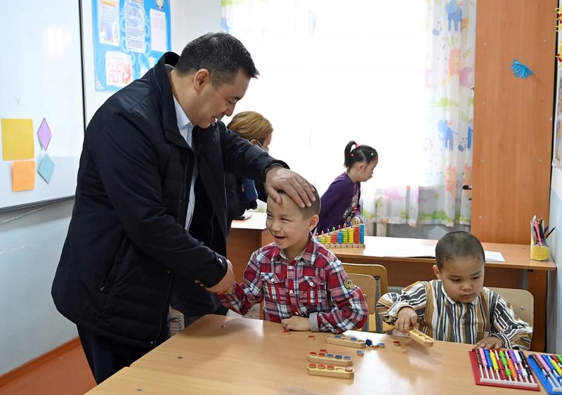 Президент Киргизии посетил детское социальное учреждение 7.jpeg