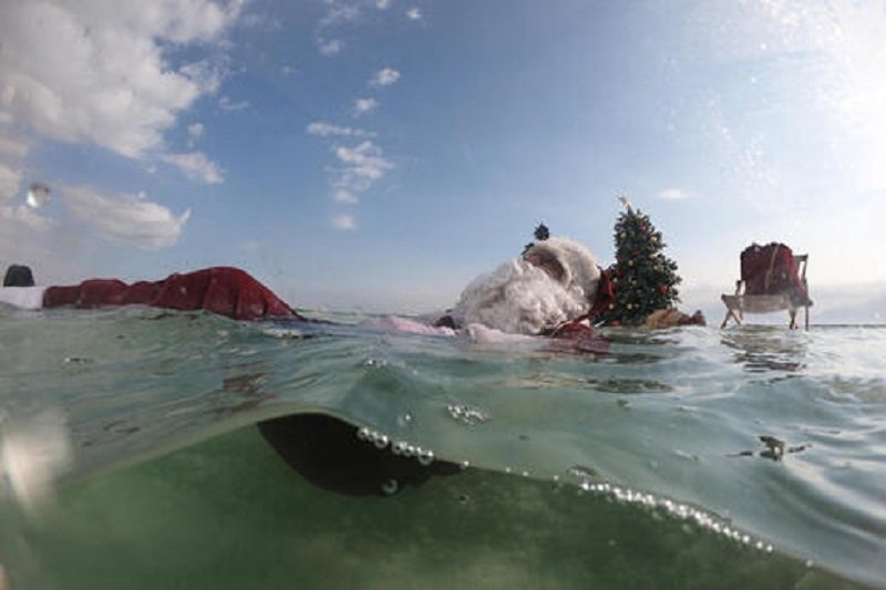 Санта-Клаус купается в Мертвом море.jpg