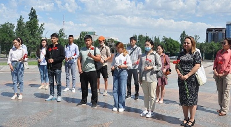 В Бишкеке состоялось возложение цветов к Вечному огню 4.jpg