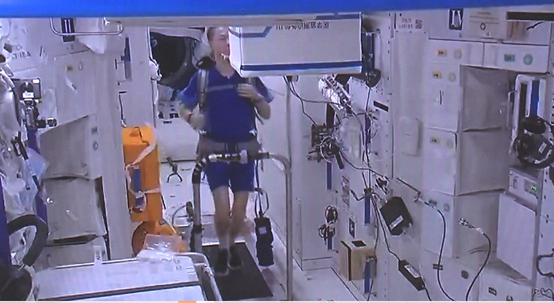 Сколько лет станция мир пребывала на орбите. Китайская станция в космосе. Распаковка Космонавта. Космическая платформа.