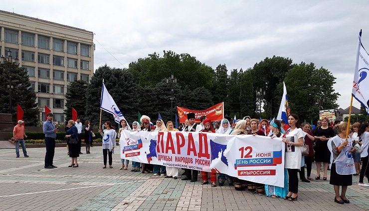 Около 1,5 тыс. человек приняли участие в Параде дружбы народов в Дагестане.jpg