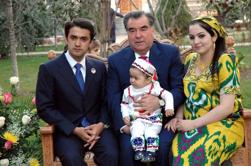 Рахмон со своим старшим сыном Рустамом Эмомали и его молодой семьей.jpg