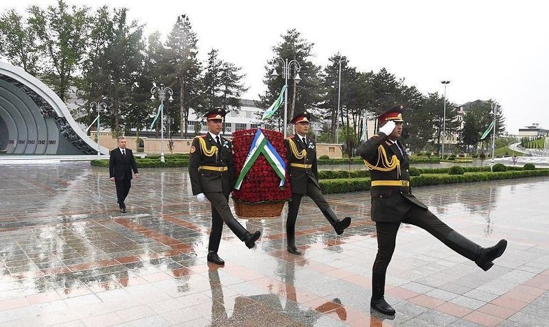 Шавкат Мирзиёев возложил цветы к мемориальному комплексу 1.jpg