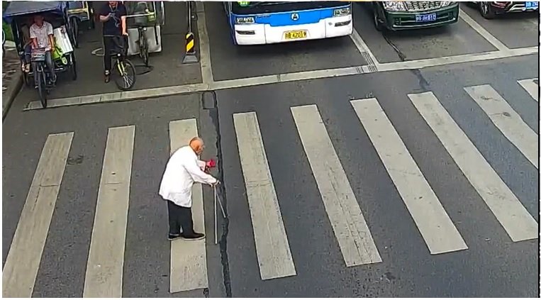 В КНР полиция носит пешеходов на руках.jpg
