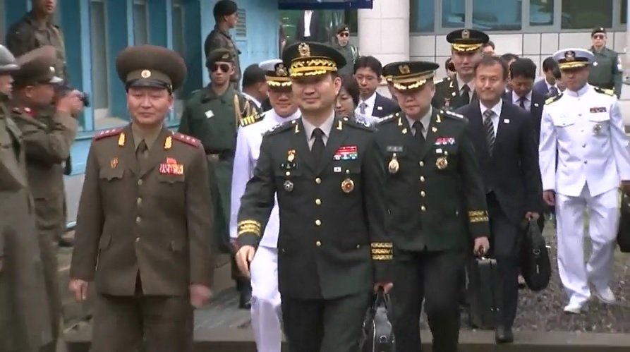 Военные делегации Республики Корея и КНДР 2.jpg