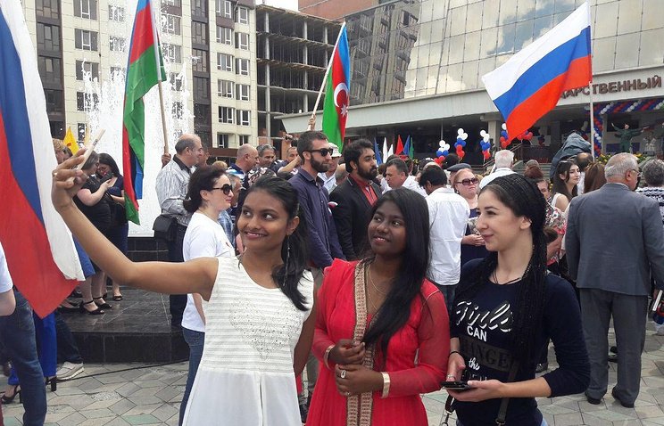 Более 8,5 тыс. человек участвовали в Параде дружбы народов в Нальчике в День России.jpg
