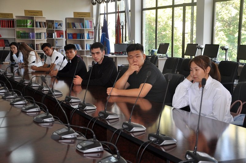 Молодежь Бишкека обсудила будущее кыргызско-российских отношений 2.jpg