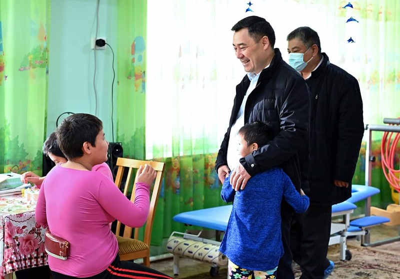 Президент Киргизии посетил детское социальное учреждение 2.jpeg