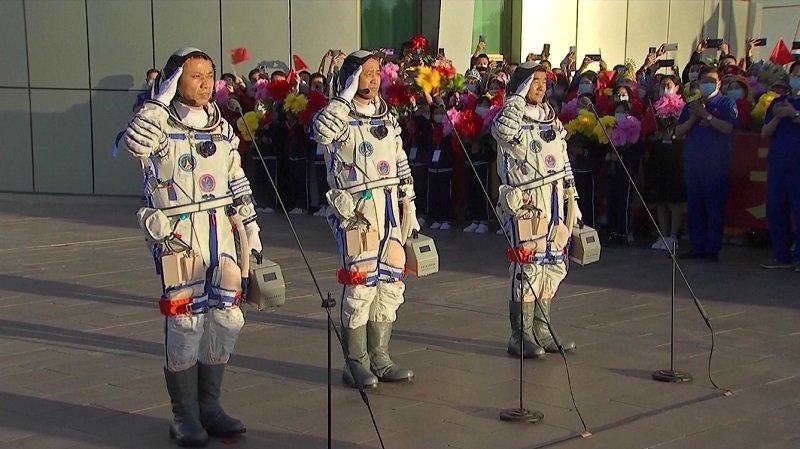 Китай Возвращение космонавтов 2.jpg