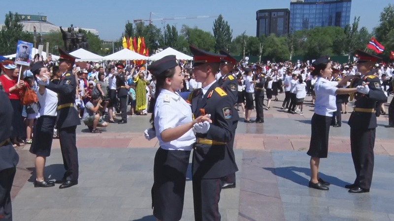9 Мая в Бишкеке прошли молодежная акция 1.jpg