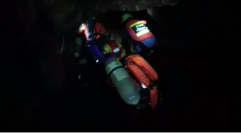 Пещера Таиланд Спасатели спускаются в пещеру.jpg
